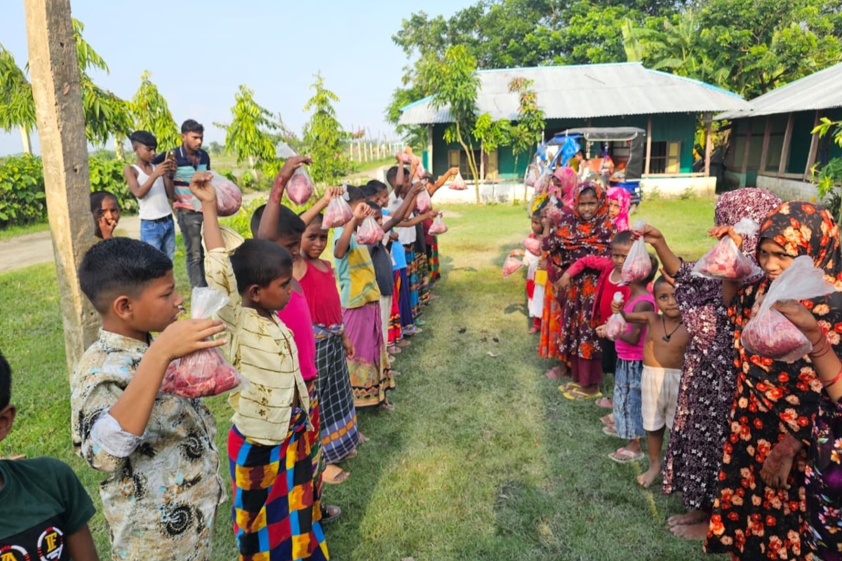 অসহায় গরীব দুঃখী মানুষের মাঝে গোশত বিতরণ